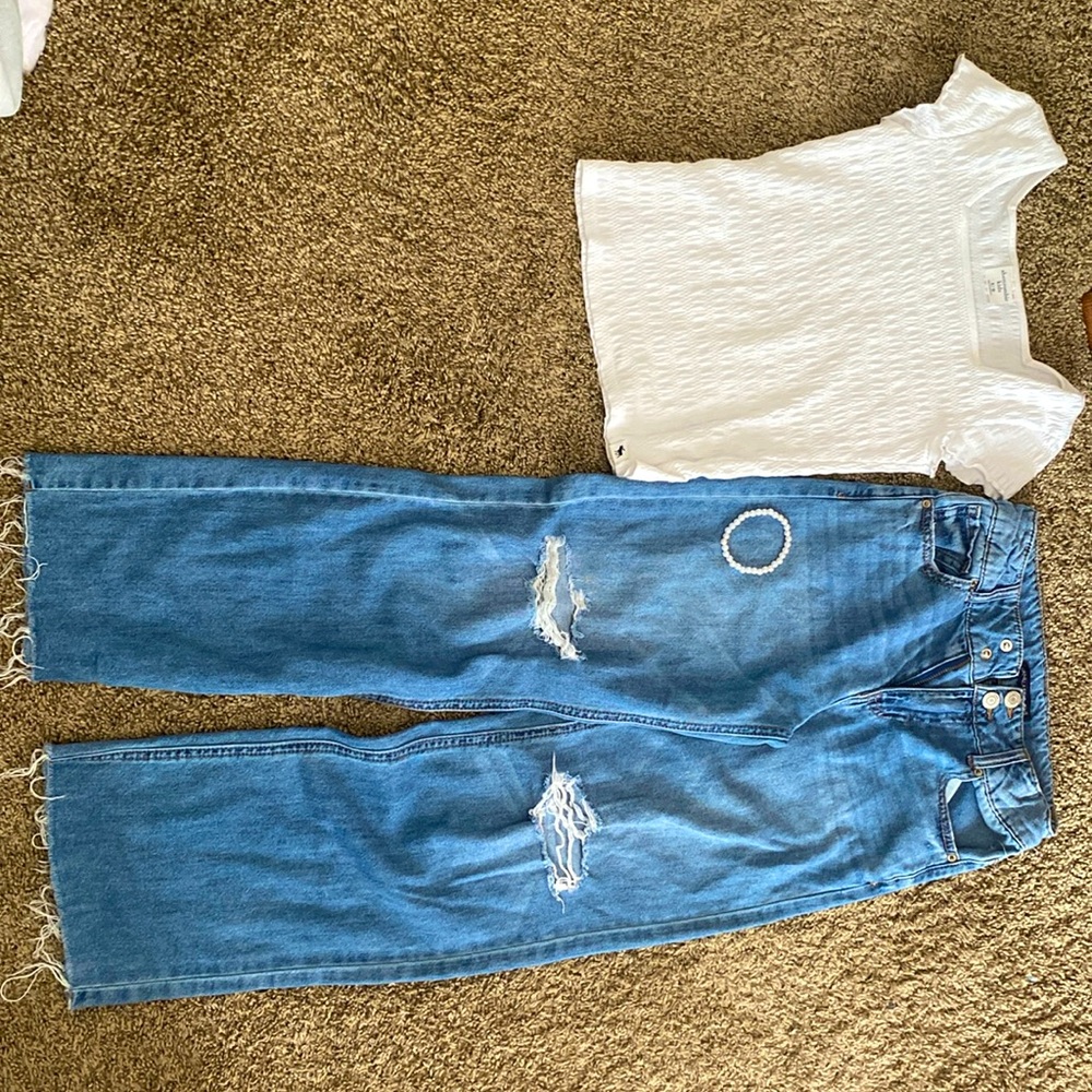 The white shirt is 9/10 and the jeans are 10 as the sizes including a bracelet.